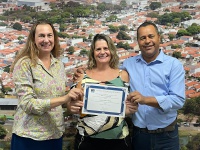 Assistente social Sandra Maria de Moraes recebe moção na Câmara