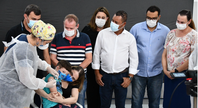 Menino de 7 anos é o primeiro a se imunizar contra a Covid-19