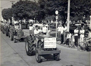 desfile de máquinas agricolas 1964.jpg