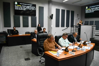 Restrição abrange os cargos comissionados dos Poderes Executivo e Legislativo